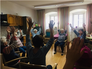 Sitzgymnastik Gemeinsam bei der Sitzgymnastik Spaß erleben und die Fitness erhalten.