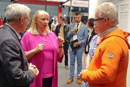 Sachsens Sozialministerin Petra Köpping infromiert sich am Stand von BVKE und Caritas über deren Arbeit. Rechts im Bild: Caritas-Referent Norbert Waldhelm.
