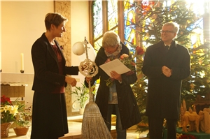 Kitaleiterin Ulrike Vogt und Caritasdirektor Matthias Mitzscherlich gratulieren Ute Winkler zum Dienstjubiläum.