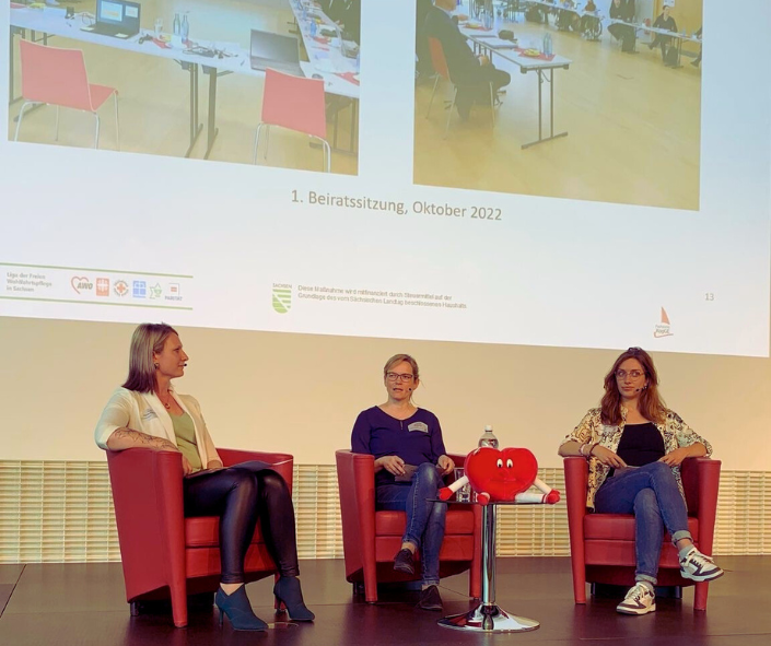 Drei Frauen sprechen über die Arbeit der Koordinierungsstelle gegen den Gewaltschutz.