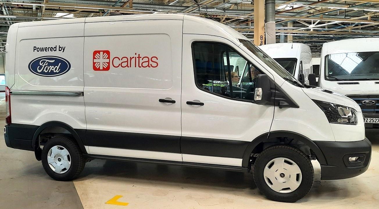 Ein Transporter, den Ford der Caritas für ein Jahr sponsert.