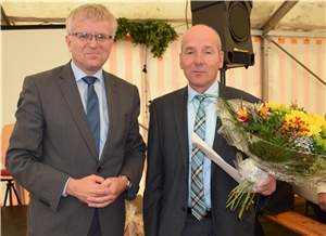 Thomas Faser (rechts) erhält das Goldene Ehrenzeichen von Caritasdirektor Matthias Mitzscherlich.