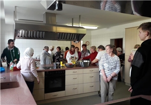 Viele Frauen stehen gemeinsam in einer Küche