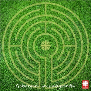 Darstellung eines Labyrinths auf einer Wiese