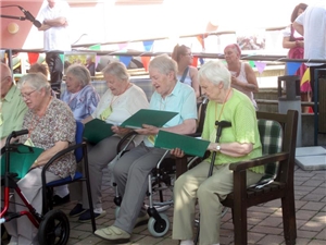 Ältere Frauen singen Lieder