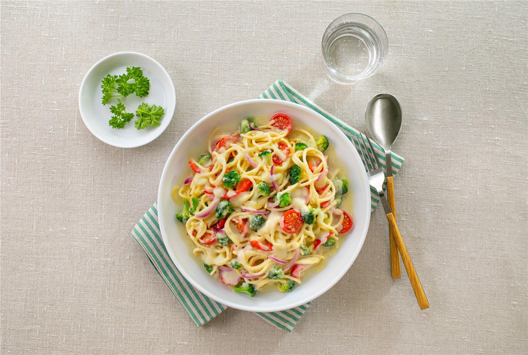 Pasta mit gemüse auf einem Teller