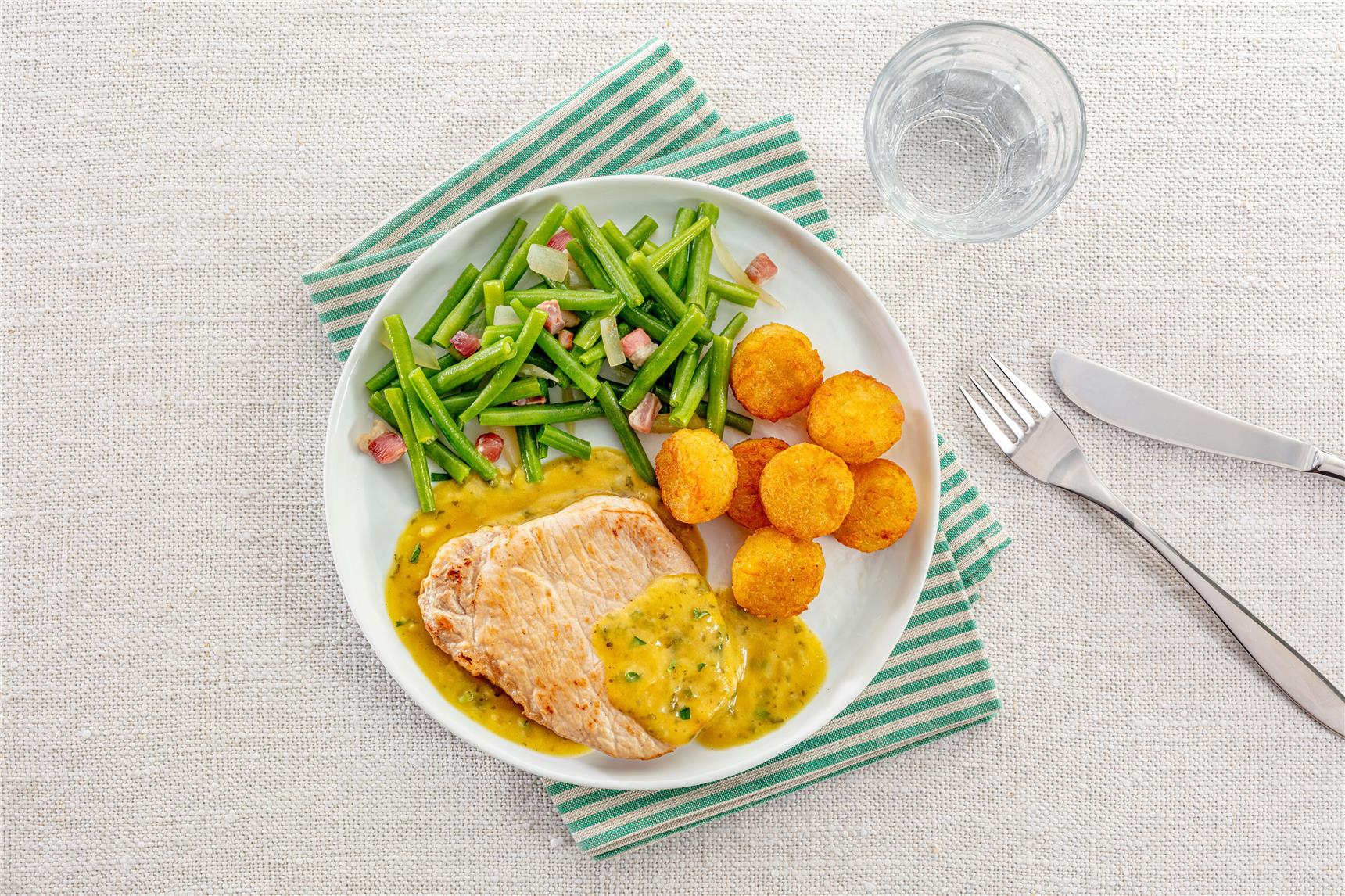 Schnitzel mit grünen Bohnen und Rösti