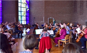 Blick auf die Musiker beim Cello-Konzert in der Melanchthonkirche.