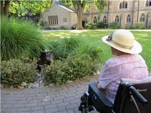 Hospiz Frau Rollstuhl Garten