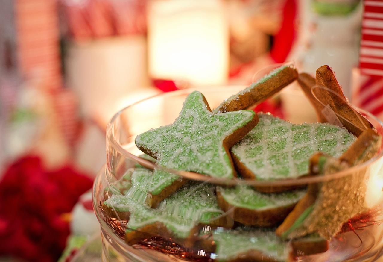Bunte grüne Kekse vor einem Weihnachtlichen Hintergrund