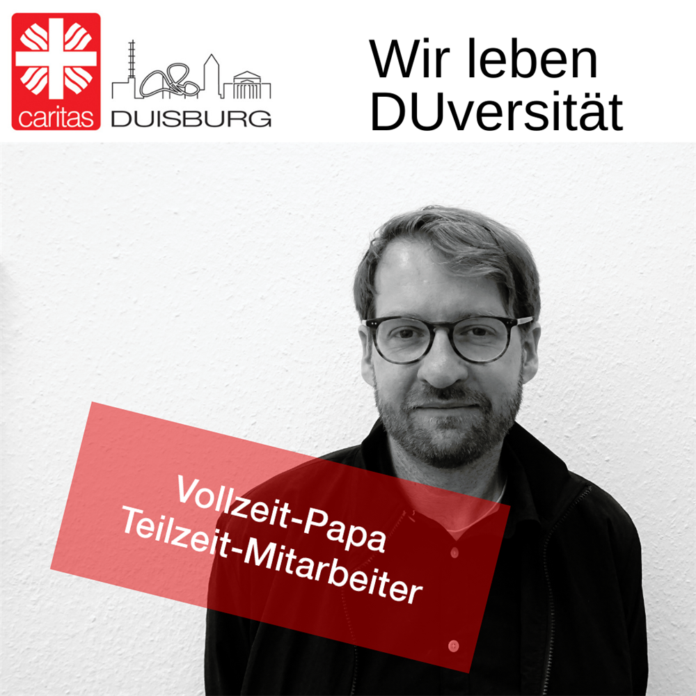 Mitarbeiter Bartosz mit Banner-Spruch 