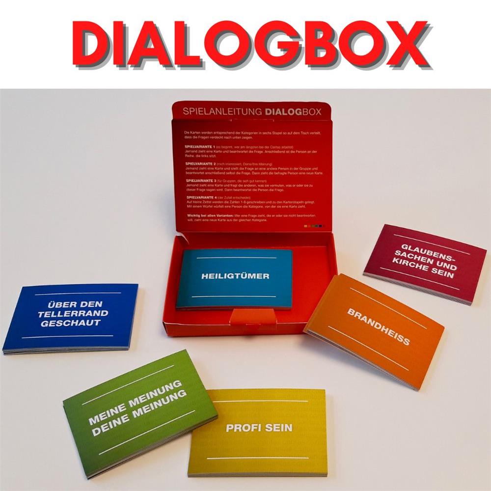 Die rote Dialogbox steht aufgeklappt auf dem Tisch, drumherum die sechs bunten Kartenstapel