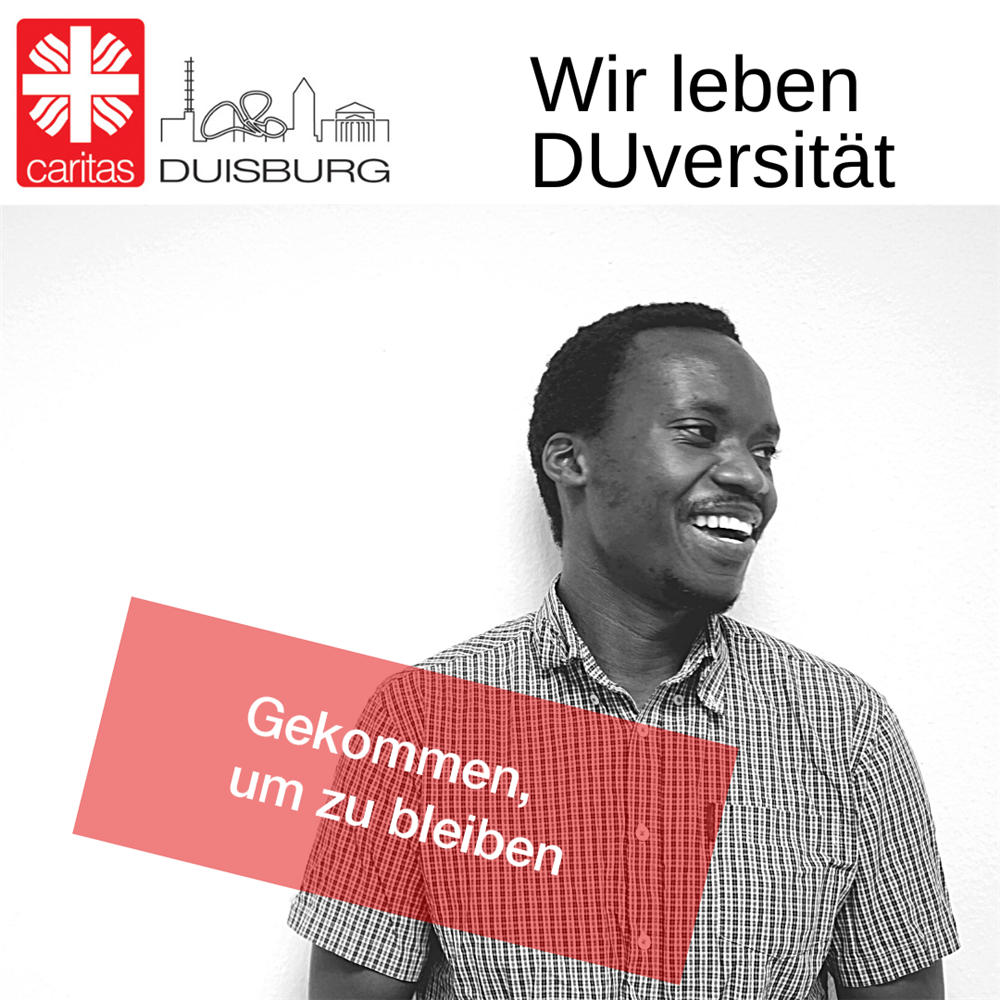 Mitarbeiter Emmanuel mit Banner-Spruch 