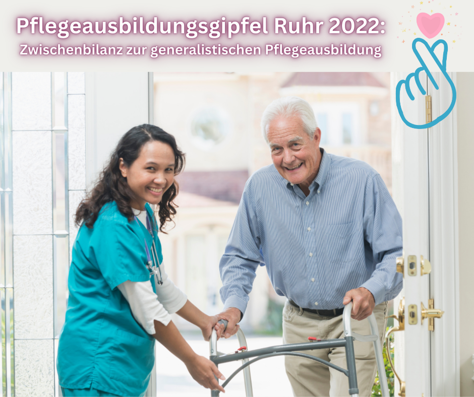 Ein Foto von einer jungen Pflegerin, die lachend neben einem Senior mit Rollator steht