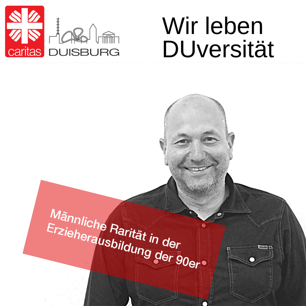 Mitarbeiter Gunnar mit Banner-Spruch 