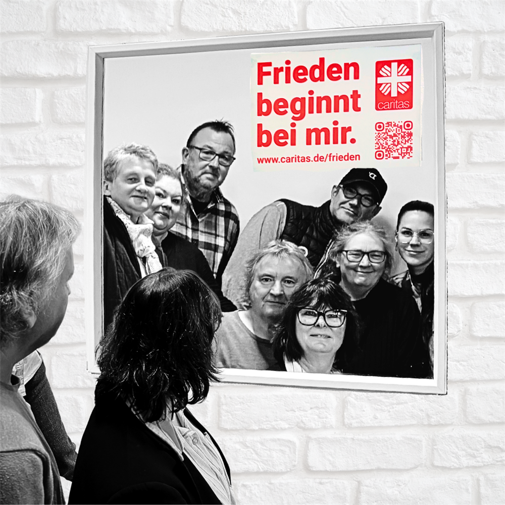 Acht der MAV-Mitglieder blicken aus dem Spiegel