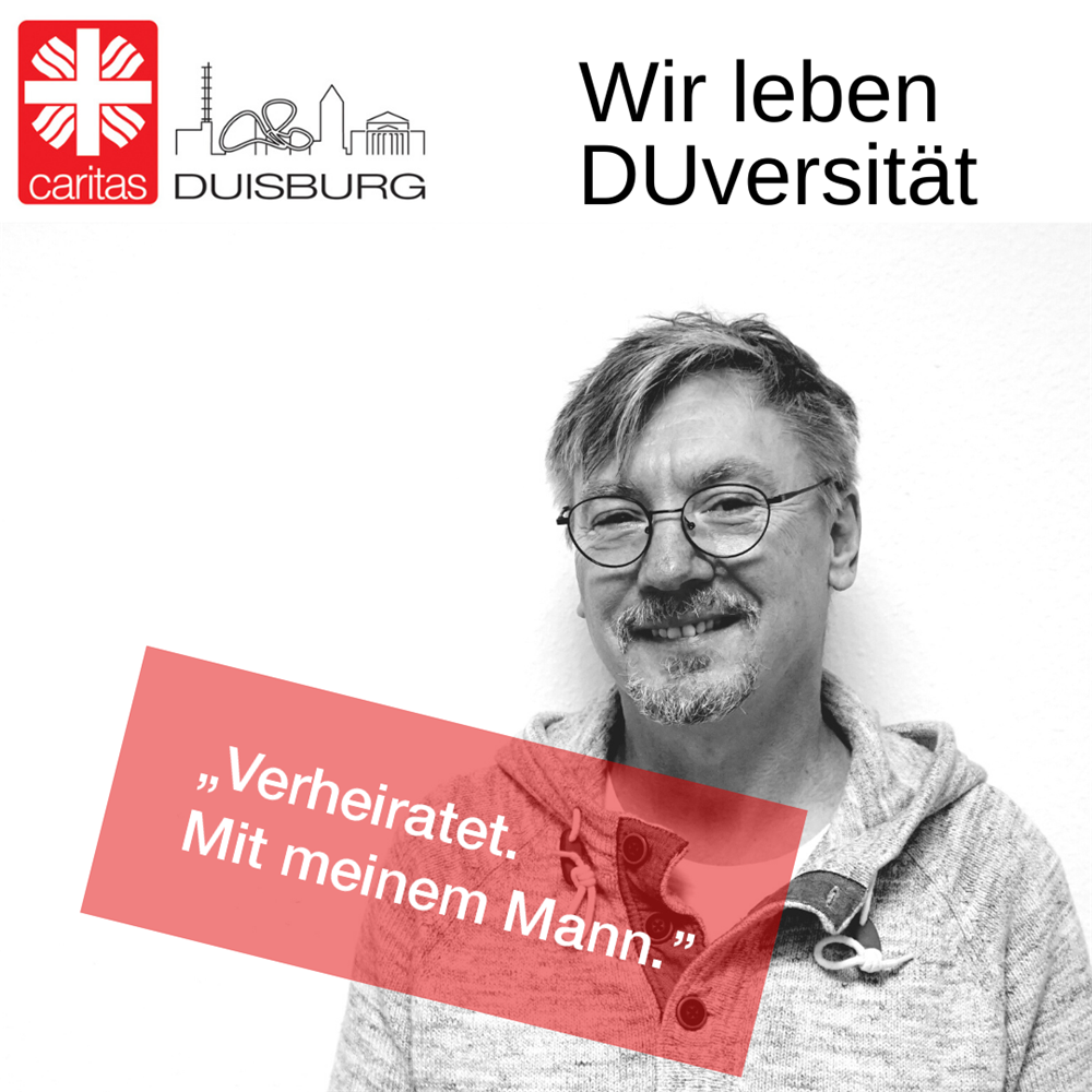 Mitarbeiter Ralf mit der Banner-Beschriftung 