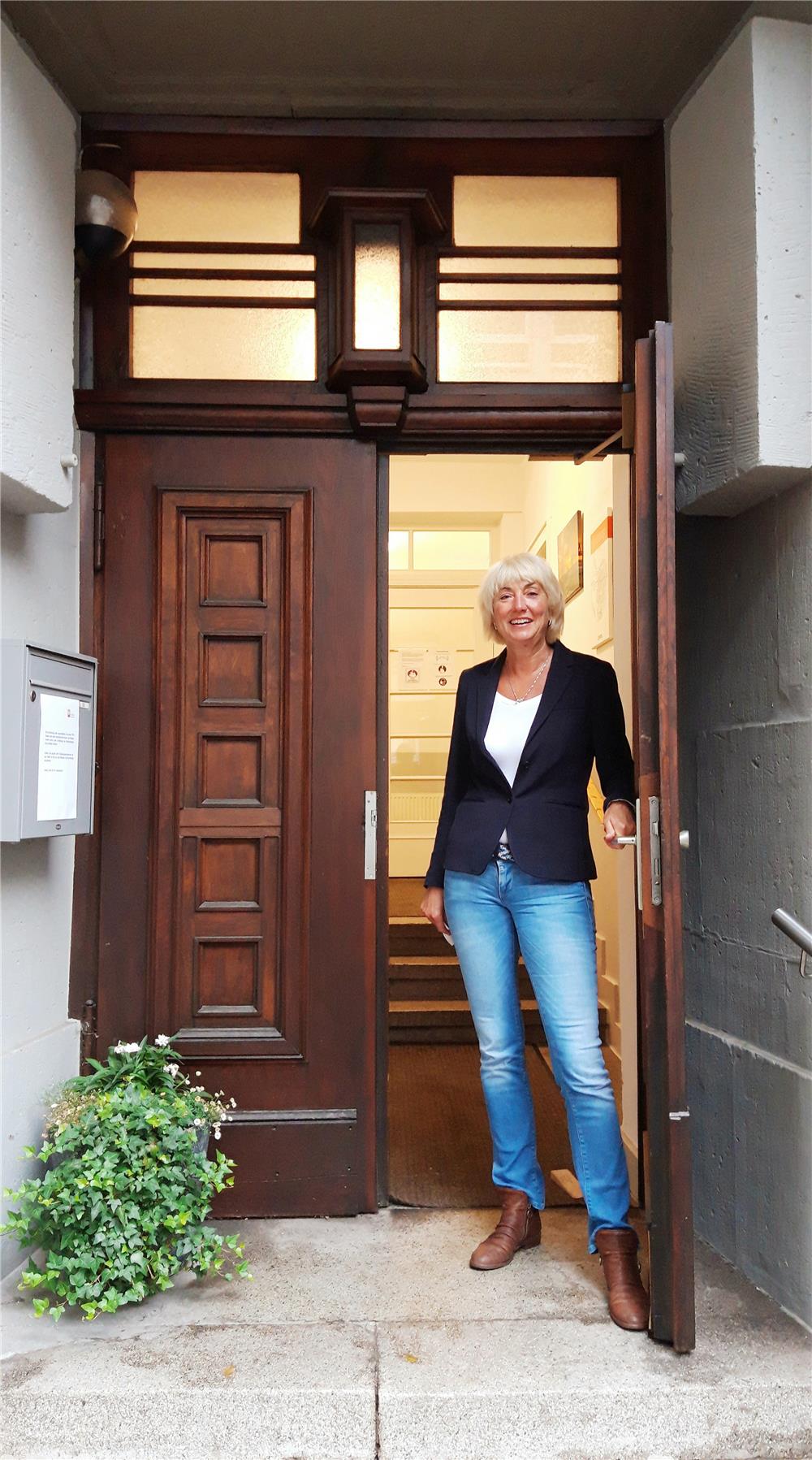Einrichtungsleitung Ulrike Kamps steht in der geöffneten Tür des Suchthilfezentrums