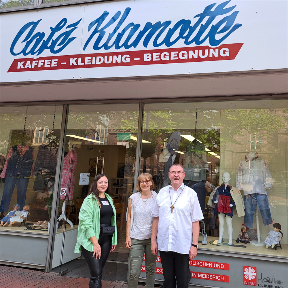 Tanasie, Pistner und Schepers draußen vorm Café Klamotte