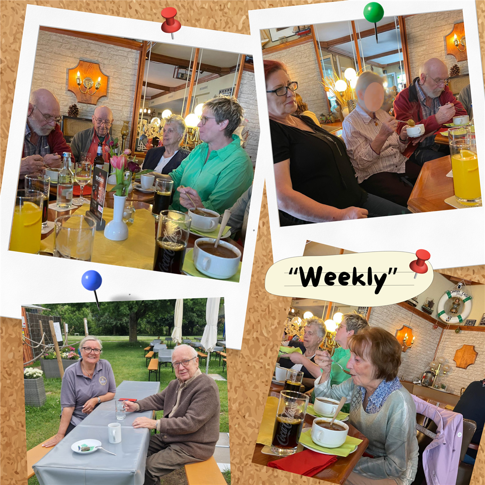 Das Bild zeigt eine Collage von vier Fotos, die verschiedene Gruppen von Menschen in einem Restaurant oder Café zeigen. Die Senioren sitzen an Tischen und genießen Getränke und Mahlzeiten. Im oberen linken Foto sind mehrere Personen um einen Tisch versammelt, auf dem Getränke und Blumen stehen. Das obere rechte Foto zeigt eine Gruppe von Menschen, die sich unterhalten und Suppe essen. Das untere linke Foto zeigt zwei Personen, die sich an einem Tisch im Freien unterhalten. Das untere rechte Foto zeigt eine Gruppe von Menschen beim Essen in einem Innenraum mit dekorativen Wänden im Hintergrund.
