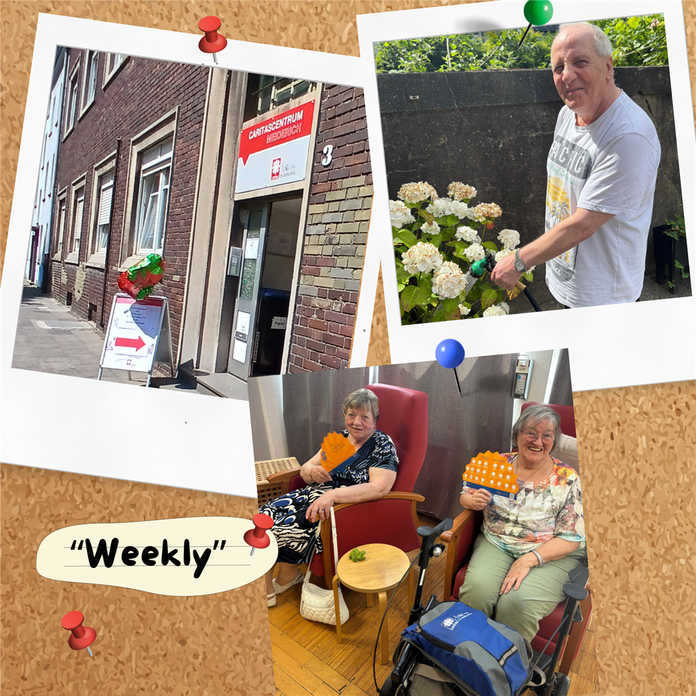 Auf einer Collage sind drei Fotos zu sehen: Links das Eingangsschild des Caritascentrums, daneben ein älterer Mann, der Blumen gießt. Unten rechts sitzen zwei ältere Frauen lächelnd in Sesseln und halten bunte Papierfächer in der Hand. Im Hintergrund ist eine Pinnwand gestaltet mit Reißzwecken und dem Schriftzug „Weekly“.