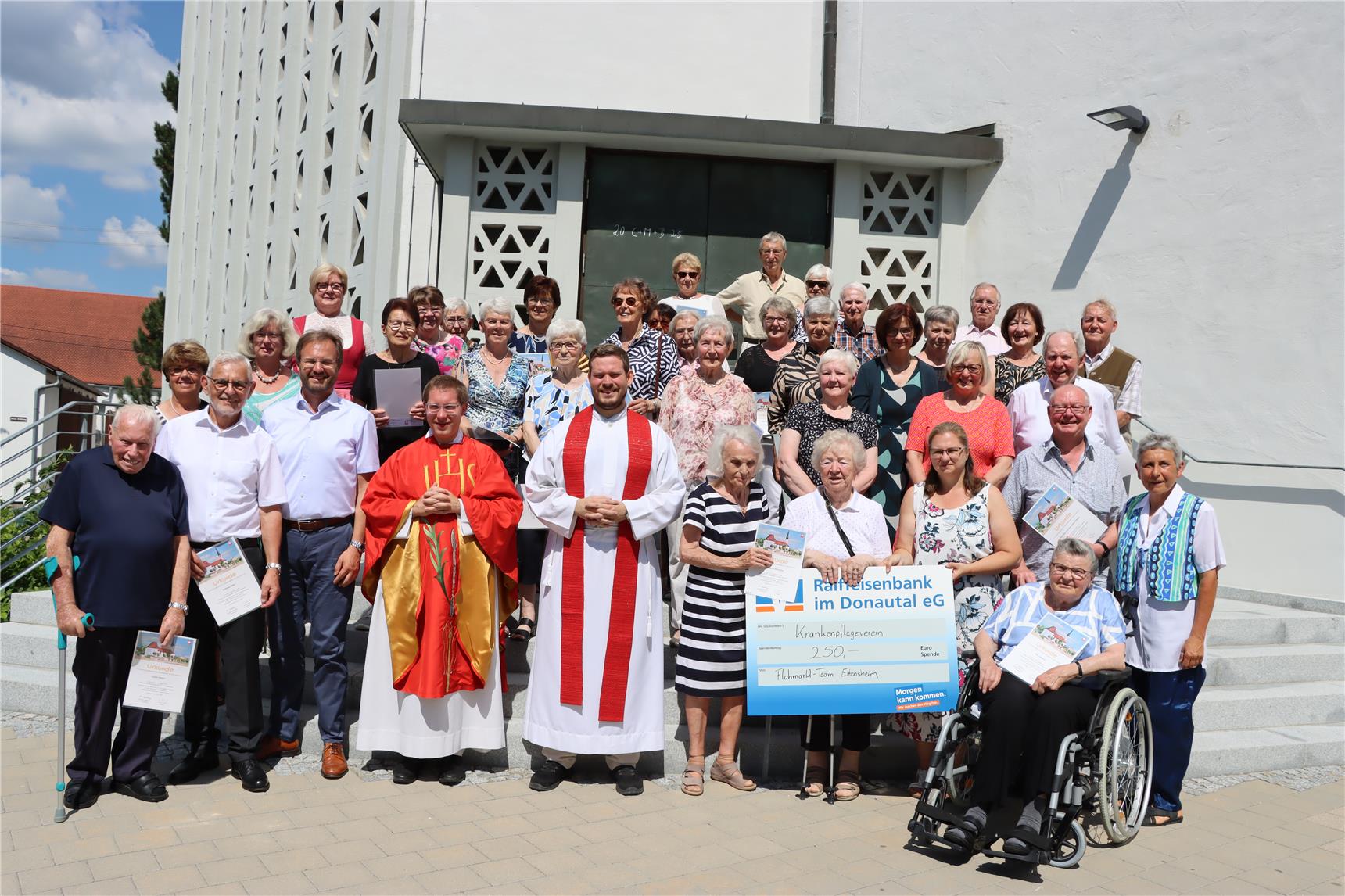Gruppenbild der Mitglieder des Krankenpflegevereins Eitenheim beim Jubiläum