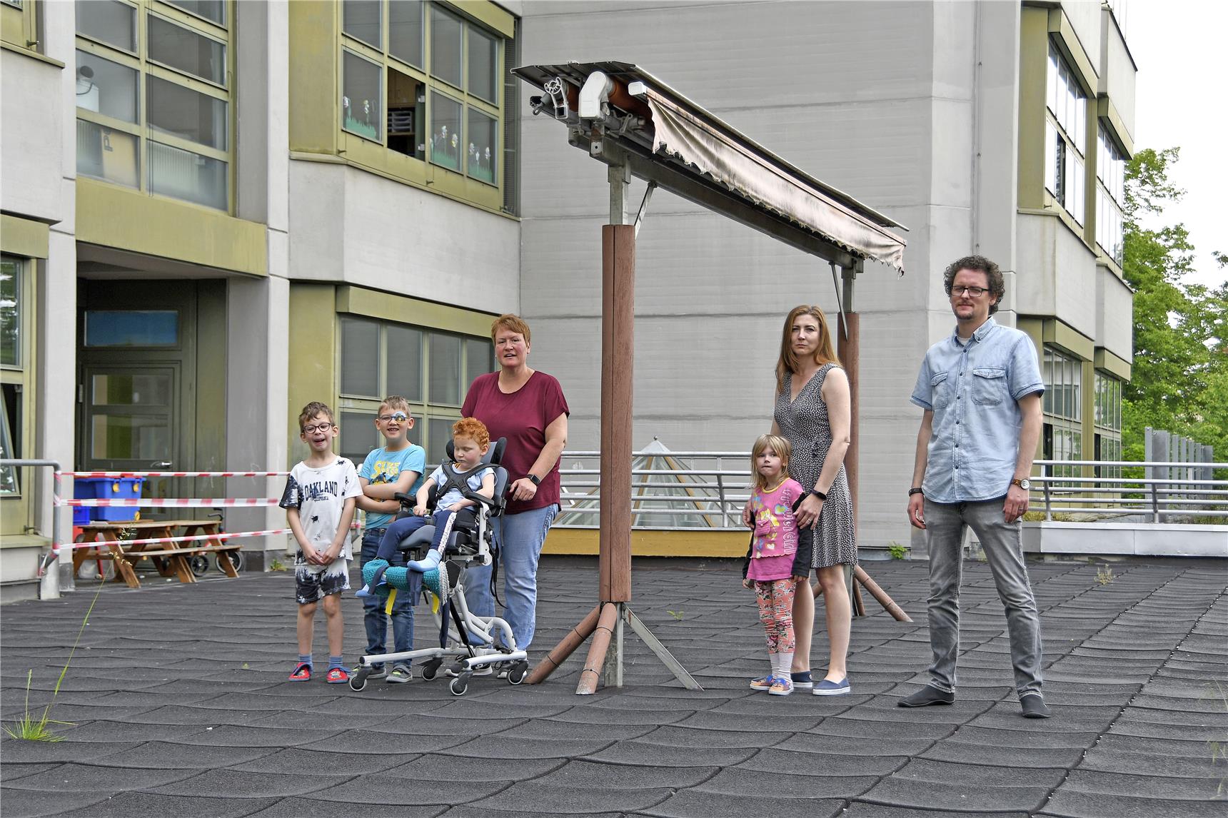 Kinder und Erwachsene auf Dachterrasse St. Vinzenz
