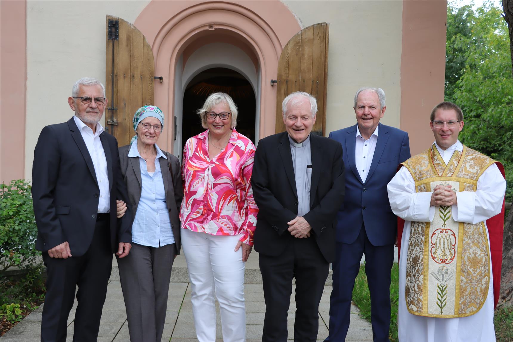 v. li. Der ehemalige Vorsitzender der Sozialstation Gaimersheim, Andreas Rabl mit seiner Frau Erika, Geschäftsführerin Gerlinde Stark, Caritas-Präses Alfred Rotter, dem Vorsitzenden Alfred Schimmer und Pfarrer Simon Heindl vor der Marienkapelle in Gaimersheim 