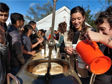 Caritas-Teeausschank an Flüchtlinge  1