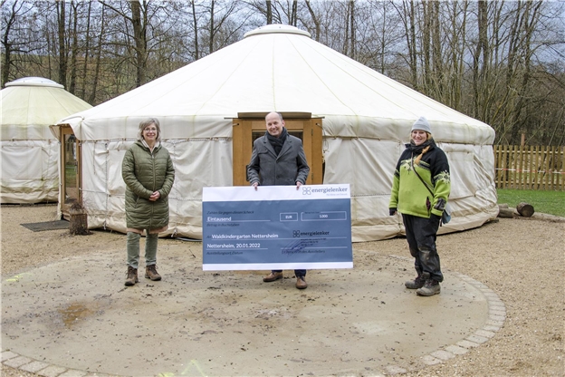 Thomas Pöhlker von der energielenker projects GmbH übergibt den Spendenscheck an den Waldkindergarten Nettersheim