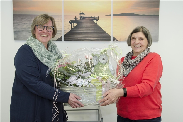  Ute Braun vom Ambulanten Hospizdienst überreicht Hiltrud Brock stellvertretend für Gitta Marin eine Blumenschale