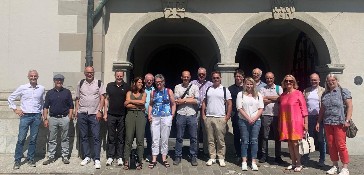 Das Foto zeigt die Gruppe mit ca. 20 Personen, die an dem Treffen teilgenommen haben. Im Hintergrund ist die Rückseite des St. Galler Doms zu sehen. 