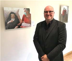 Streetfotograf Ralf Scherer in seiner Ausstellung Streetfotograf Ralf Scherer in seiner Ausstellung