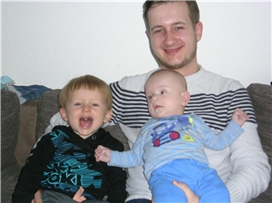 Dennis Quast mit seinen Söhnen Flynn und Ben