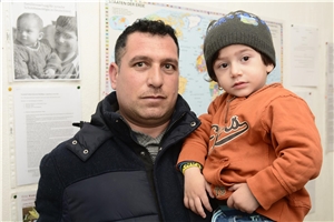 ein jesidischer Flüchtling mit seinem Kind besucht die Kleiderkammer ein jesidischer Flüchtling mit seinem Kind besucht die Kleiderkammer