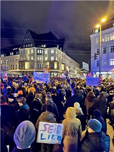 Menschenmenge demonstriert am Abend des 15. Januar 2024 in Essen