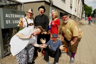 Fünf rote Nasen und ein Saxophon: Die Auftritts-Premiere der fünf Caritas-Clowns im Seniorenheim Ludgeri in Essen-Werden kam gut an. 