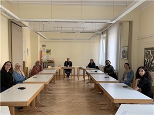 Die sozialpolitische Sprecherin der Linken, Jessica Tatti (ganz rechts sitzend) zu Besuch beim Projekt #Café FrauenZimmer in Reutlingen. 