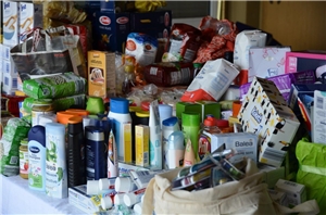 Gabentisch Ein Tisch voll Warenspenden für die Esslinger Tafel.