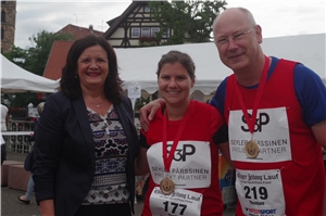 Medaillenübergabe an Chancenläufer Frau Kohler und HErr Wilk mit Medaille übergeben von Frau Kappes-Sassano