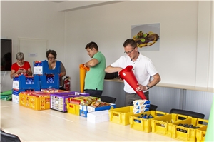 Schultüten packen Schultüten werden gepackt