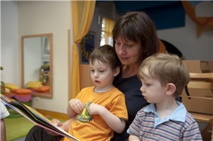 Kinder mit Erzieherin Zwei Kinder mit einer Erzieherin
