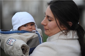 ausländische Frau mit Baby auf dem Arm