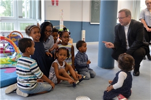 20170808_Bischof mit Kindern KriftelerStr. Kinder in der Flüchtlingsunterkunft mit Bischof Bätzing beim Besuch der Einrichtung