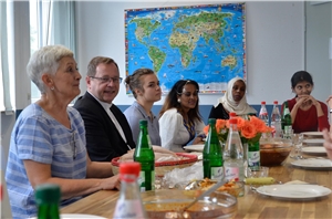 20170808_BischofBätzingKriftlerStr._GemeinsamesEssen Bischof Bätzing mit Bewohnerinnen und Mitarbeiterinnen beim gemeinsamen Essen