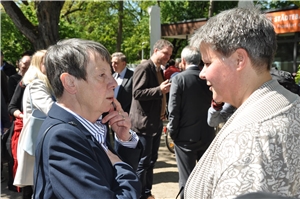 Bundesbauministerin Barbara Hendricks (SPD, links) im Gespräch mit Caritasdirektorin Gaby Hagmans.