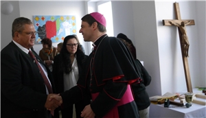 Max Niedermeier (Vorsitzender der Kreis-Caritas FRG) begrüßt Bischof Oster zur Segnungsfeier.