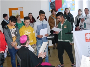 Jugendliche des Christophorus Hause trugen ein Gedicht vor - in Dari, Urdu, Arabisch und Deutsch.