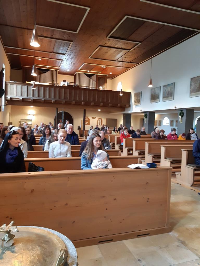 Zum Friedensgebet waren viele nach Böhmzwiesel gekommen. Foto: (c) privat | Caritas FRG.