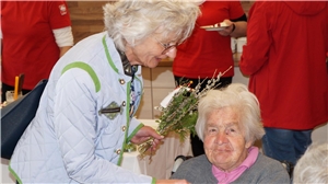 Aufsichtsratsvorsitzende Irene Hilz (li.) liegt die Senioren Tagesbetreuung der Caritas besonders am Herzen:. Re.: SENTA-Gast Anna Tanzer.